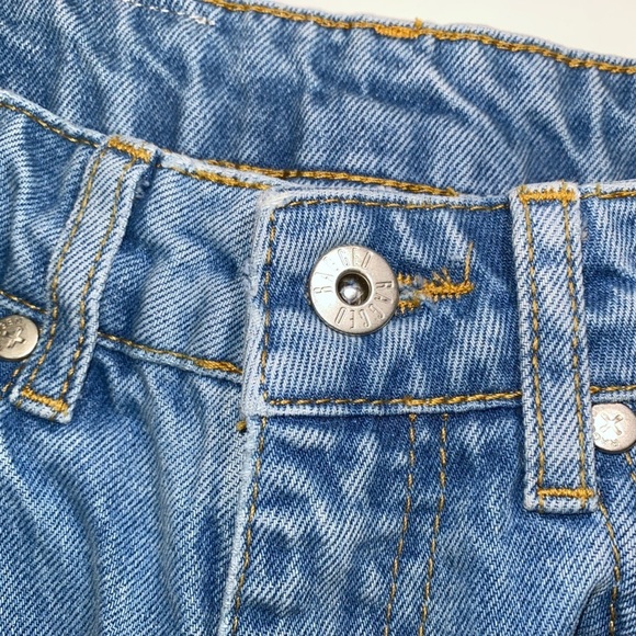 THE RAGGED PRIEST RAW HEM LIGHT WASH MOM JEANS - Picture 10 of 11